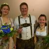 Lena Markert (links) heißt die neue Weigenheimer Weinprinzessin. Darüber freuen sich ihr Vater und Weinbauvereinsvorsitzender Klaus Markert und ihre Vorgängerin Magdalena Seemann. Lena Markert (links) heißt die neue Weigenheimer Weinprinzessin. Darüber freuen sich ihr Vater und Weinbauvereinsvorsitzender Klaus Markert und ihre Vorgängerin Magdalena Seemann.