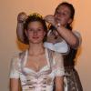 Magdalena Seemann krönte ihre Nachfolgerin Lena Markert zur Weigenheimer Weinprinzessin.