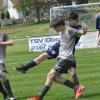 Louis Englisch (SG Brendlorenzen, Zweiter von rechts) sieht die Lücke zwischen den beiden Spielern der 1. JFG Rhön, Tim Müller und Marvin Beck, und spielt den Pass ins Mittelfeld.