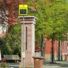 Die Geschwindigkeitsanzeige in der unteren Hauptstraße von Karlstadt steht an einem ganz besonderen Ort.