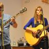 Das Ehepaar Stephen und Pernille Quigg begeisterte mit seinen Folksongs im Sportheim des TSV Stockheim.