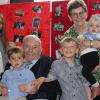 90. Geburtstag gefeiert: Jubilar Karl-Heinz Stottele mit seiner Frau Bärbel  im Kreise ihrer fünf Urenkel (von links) Hanna, Marie, Liam, Ole und Helen.