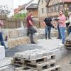 Bei einem Ortstermin mit dem Gemeinderat äußerte der Bürgermeister seine Zufriedenheit über den Fortschritt der Arbeiten am Dorfgrabenweg von Hendungen.