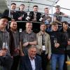 "A,TÜPISCH: Ihr neues Produkt in Bügelverschlussflaschen präsentierten  auf einem Schiff 13 Weinbaustudierende der LWG Veitshöchheim mit ihrem Seminarleiter Matthias Mend.