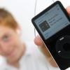 Apples iPod-Player sind nach mehr als 20 Jahren Geschichte. Das letzte verbliebene Modell - der iPod touch - werde nur noch so lange erhältlich sein, wie der Vorrat reicht, teilte der Konzern jetzt mit.
