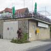 Oben die Dachterrasse eines Restaurants, unten das Feuerwehrgerätehaus - in Obereisenheim "wohnt" die Feuerwehr in einer etwas größeren Garage. Oben die Dachterrasse eines Restaurants, unten das Feuerwehrgerätehaus - in Obereisenheim "wohnt" die Feuerwehr in einer etwas größeren Garage.