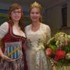 Marie Merbecks (rechts)  heißt die neue Weinprinzessin. Ihre Vorgängerin Lena Kobold-Bareiß gab die Seinsheimer Krone an sie weiter.
