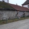 Kein schöner Anblick ist zurzeit noch die Gadenmauer am Parkplatz neben dem Rathaus. Hier soll aber bald die Restaurierung beginnen. Kein schöner Anblick ist zurzeit noch die Gadenmauer am Parkplatz neben dem Rathaus. Hier soll aber bald die Restaurierung beginnen.
