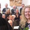 Im festlichen Kantatengottesdienst und vor den applaudierenden Sängerinnen und Sängern der Kantorei überreichte Dekan Uwe Rasp der Bad Neustädter Kirchenmusikdirektorin Karin Riegler Urkunde und Blumenstrauß.