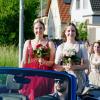 Im offenen Wagen und mit einem Festzug wurden die scheidende Karlburger Weinprinzessin Loraine Hock (links) und ihre Nachfolgerin Teresa Lamprecht zur Krönung in die Karolinger Halle gefahren.
