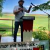 Wolfgang Huskitsch, der Mann mit dem Glitzerhut, der die Kuriositäten des Lebens unter die Lupe nimmt. Den Kopf über eine Bananendose schüttelt, die Apfeldose als Unsinn abstempelt aber zur Gleichberechnung eine Dose für seine Leberwurstdose fordert. Wolfgang Huskitsch, der Mann mit dem Glitzerhut, der die Kuriositäten des Lebens unter die Lupe nimmt. Den Kopf über eine Bananendose schüttelt, die Apfeldose als Unsinn abstempelt aber zur Gleichberechnung eine Dose für seine Leberwurstdose fordert.