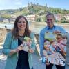 Heike Hergenröther und Andreas Kaiser aus dem Fachbereich Jugend und Familie der Stadt Würzburg freuen sich über das neue Jahresprogramm "Freie Zeit 2022"