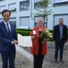 Auszeichnung für ehrenamtliches Engagement (von links): Landrat Florian Töpper, Hannelore Margraf und Schonungens Bürgermeister Stefan Rottmann.