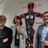 Anna Weckert mit Vater Ernst Weckert und Bürgermeister Michael Sedelmayer (rechts) vor einem Selbstbildnis mit "Geschichten, die mich ausmachen".