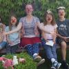 Die Kommunionkinder aus Schallfeld spendeten 100 Euro an den Verein Lachtränen, also die Clowns, die sich um kranke Kinder und alte Menschen in Seniorenheimen kümmern. Hinter den roten Nasen verstecken sich die Kommunionkinder (von links): Vincent Brendler, Hanna Bedenk, eine Klinikclownin, Rima Wehr und Leo Lenhard.