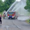 Mit Wasserfontänen wurde am vergangenen Dienstag das neue Feuerwehrauto am Ortseingang von Karbach begrüßt.