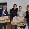 Architekt Sebastian Pollach überreichte symbolisch die Schlüssel für die neugestaltete Paul-Moor-Schule in Sylbach an Vorsitzenden Jörg Kümmel (links) und an die Schülersprecher Karolina Jukert und Ilias Albakov (von rechts).