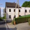 Auch am zweiten Gebäude entlang der Straße Am Mühlbach nagt bereits der Abriss-Bagger. Auch am zweiten Gebäude entlang der Straße Am Mühlbach nagt bereits der Abriss-Bagger.