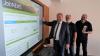 Landrat Thomas Eberth (links), der Leiter des Jobcenters im Landkreis Würzburg Thomas Huppmann (Mitte) und der Fachbereichsleiter Integration am Jobcenter Würzburg Manfred Kothe, präsentieren das Anzeigenportal für den Landkreis Würzburg.