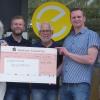 Mitarbeiter für die gute Sache: Claudia Roßberg nahm eine Spende von 1000 Euro für die Elterninitiative Regenbogen entgegen, von Julian Heuring, Dietmar Heil, Witali Kapustin und Niko Schüch vom Autohaus Löffler.