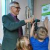 Die Kinder helfen Bürgermeister Burkhard Wachenbrönner beim Anbringen des Schildes. Die Kinder helfen Bürgermeister Burkhard Wachenbrönner beim Anbringen des Schildes.