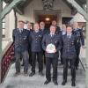 Ehrungen bei der Freiwilligen Feuerwehr Breitbach-Kammerforst: (vorne von links) Stefan Habersack (2. Kommandant), Alexander Loos (2. Vorstand), Johannes Pfister (geehrt für 40 Jahre FFW-Dienst), Alexander Greß (1. Vorstand); und (hinten von links) Benedikt Krünes (Gerätewart), Paul Hugo (1. Kommandant), Kreisbrandmeister Fabian Haubenreich, Bürgermeister Manfred Schötz, Willy Ott (Ehrenkommandant).