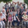 Eichenhäuser Senioren mit Bürgermeister Wolfgang Seifert an der St.-Anna-Kirche in Eichenhausen.