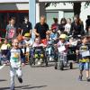 Die Kinder der Schulvorbereitenden Einrichtung laufen und rollen motiviert für den Frieden.