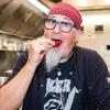 Erwischt: Sternekoch Stefan Marquard nascht in der Küche eine Erdbeere. Im Iphöfer Restaurant "99er Kulinarium" kochte er ein fränkisches Menü. Als Dessert gab's die Erdbeeren mit Rhabarber.