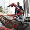 Robert Grafe, Geschäftsführer des Deutschen Rettungsrobotik-Zentrums in Dortmund, hatte unter anderem den Roboter "D2" mitgebracht, der speziell für Rettungsarbeiten in besonders gefährlichen Bereichen konzipiert wurde. Robert Grafe, Geschäftsführer des Deutschen Rettungsrobotik-Zentrums in Dortmund, hatte unter anderem den Roboter "D2" mitgebracht, der speziell für Rettungsarbeiten in besonders gefährlichen Bereichen konzipiert wurde.