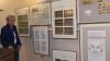 Museumorganisatorin Margot Beck zeigt sich stolz über die Sonderausstellung Phillumenie des Lev Sigalevitch als Leihgabe des Höttingers Oskar Stumpf.