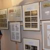 Museumorganisatorin Margot Beck zeigt sich stolz über die Sonderausstellung Phillumenie des Lev Sigalevitch als Leihgabe des Höttingers Oskar Stumpf.