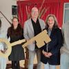 Freudige Begrüßung mit je einer Hälfte des Schulschlüssels von den Schülern und dem Pädagogen-Team: der neue Schulleiter der Mittelschule Ochsenfurt, Michael Hümmer (Mitte), mit Bürgermeister Peter Juks (von links), Schülersprecherin Hiba Jabir, Konrektorin Martina Baumann, Schulamtsdirektorin Claudia Vollmar, den Schülersprechern Ermond Ajdari und Valentin Driemeyer.