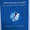 Auch beim Drogeriemarkt DM in der Würzburger Innenstadt ist Kartenzahlung derzeit nicht möglich.