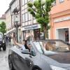 Mit Hupen und Jubelchören fuhren die Bad Neusrtädter Abiturientinnen und Abiturienten am Freitagnachmittag durch die Altstadt.