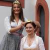 Nordheims Weinprinzessin Chiara Krüger (links) setzt der neuen Sommeracher Weinprinzessin Anna-Lena Zehnter die Krone auf.