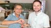 Michael Martinelli (links) übergibt die Schlüssel im "Café koer" an seinen Nachfolger Micha Mohr.