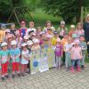 Im Bastheimer „Kinderland“ ist tüchtig gebastelt worden. Den Verkaufserlös für ihre Basteleien in Höhe von 300 Euro haben die Kinder des Schülerhorts mit „Kinderland“-Leiterin Petra Göppner an Alexander Klamt vom BRK zur Unterstützung der ukrainischen Flüchtlingskinder im Landkreis übergeben.