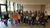 Karin Riegler mit dem Kinderchor Kids und dem Jugendchor Teenies.