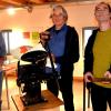 Johannes Follmer bei der Ausstellungs-Eröffnung im Gespräch mit den beiden Künstlern Timo Reger und Woldemar Fuhrmann (von links).