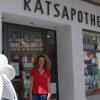 Beatrice Guttenberger strahlt. Die Apotheke, die von ihrem Vater gegründet wurde, führt sie weiter.