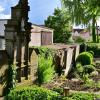Die Friedhofsmauer in Großrinderfeld fällt leicht nach innen und stößt teilweise an die bestehenden Grabsteine an. Nun soll ein Fundament diese Grabsteine sichern.