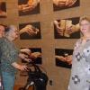 Bei der Fotoausstelung im Auber Seniorenheim sieht Eleonore Döhring, begleitet von Roswitha Öhler (links), zum ersten Mal das Bild ihrer Hände, das Andrea Wurmbäck geschaffen hat.
