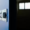 Bis zur Ausnüchterungszelle war es ein weiter Weg für eine 33-Jährige nach einer Feier auf dem Kitzinger Bleichwasen. Gleich mit vier Polizisten legte sich die Frau an – inklusive Beiß-Attacke (Symbolbild).