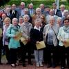Diese Frauen und Männer hatten schon im Vorjahr Jubiläum, das aber wegen der Pandemie nicht stattfinden konnten. Unter ihnen waren sogar fünf Christen, die vor 70 Jahren konfirmiert wurden und damit ihre Gnadenkonfirmation feiern konnten; hier mit Pfarrer Andreas Schlechtweg (hintere Reihe links).