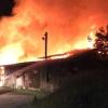 Mit 90 Einsatzkräften versuchten örtliche Feuerwehren, den Brand unter Kontrolle zu bringen.