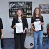 Claudia Krüger (links) und Felix Krüger (rechts) gratulierten den Musikerinnen Anna Kreutzer und Alina Hemberger.