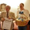 Obermeister Dallmann und Eberhard Bumm ehren Hermann Knauer. Gratulation auch von Sabine Höchtl-Scheel vom Fleischerverband Bayern.