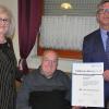 Ein große Ehre wurde Friseurmeister Harry Rauch aus Hohenroth zuteil. Er wurde mit dem Goldenen Meisterbrief aus den Händen des Präsidenten der Handwerkskammer von Unterfranken Michael Bissert (rechts) und  Innungsobermeisterin Margit Rosentritt von der Friseurinnung Main-Rhön ausgezeichnet.