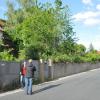 In der Talstraße in Eckartshausen stehen seit langem mehrere Anwesen leer. Bei einer Ortsbegehung machte sich der Gemeinderat im Hinblick auf ein mögliches Innenentwicklungsprojekt ein Bild von der Situation.